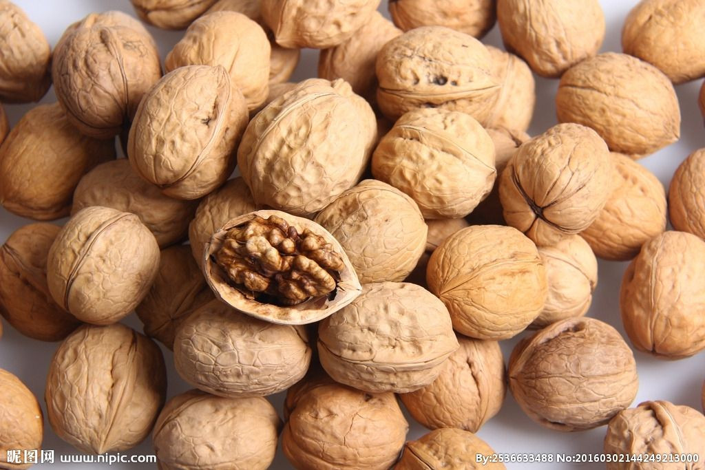 dried-walnuts-bag